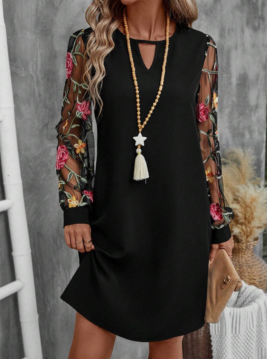 JOLANTA | Elegancka sukienka z dekoltem w serek i efektownymi rękawami